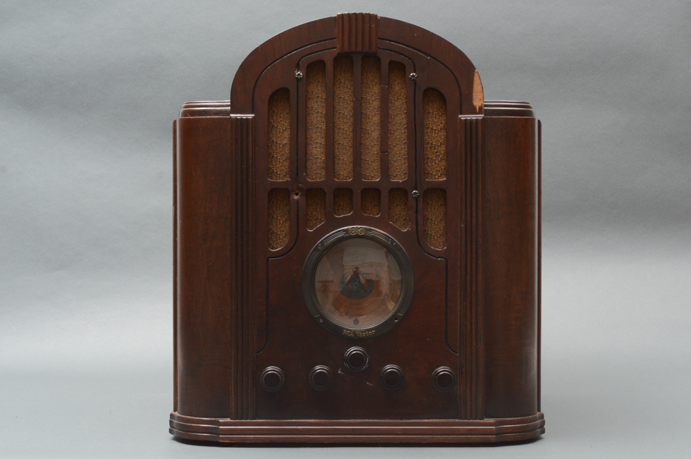 RCA Victor Model 143 Tombstone Radio