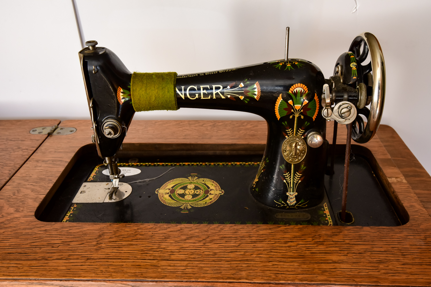 Antique Singer Sewing Machine in Cabinet No. 31