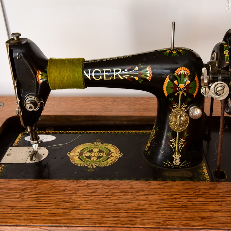 Antique Singer Sewing Machine in Cabinet No. 31