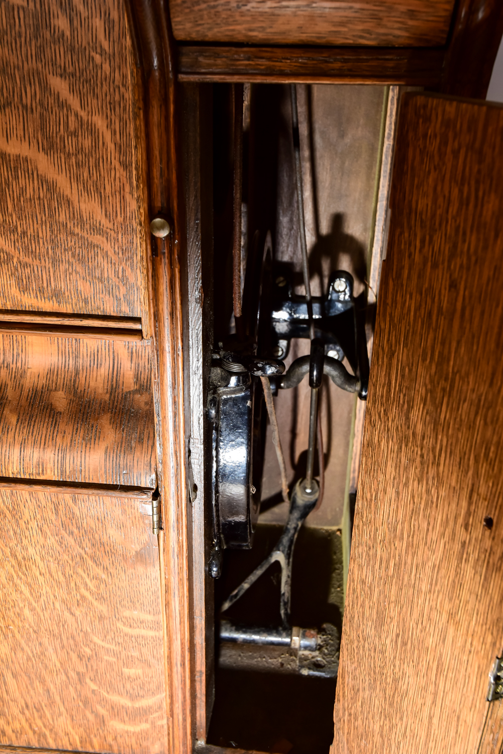 Antique Singer Sewing Machine in Cabinet No. 31