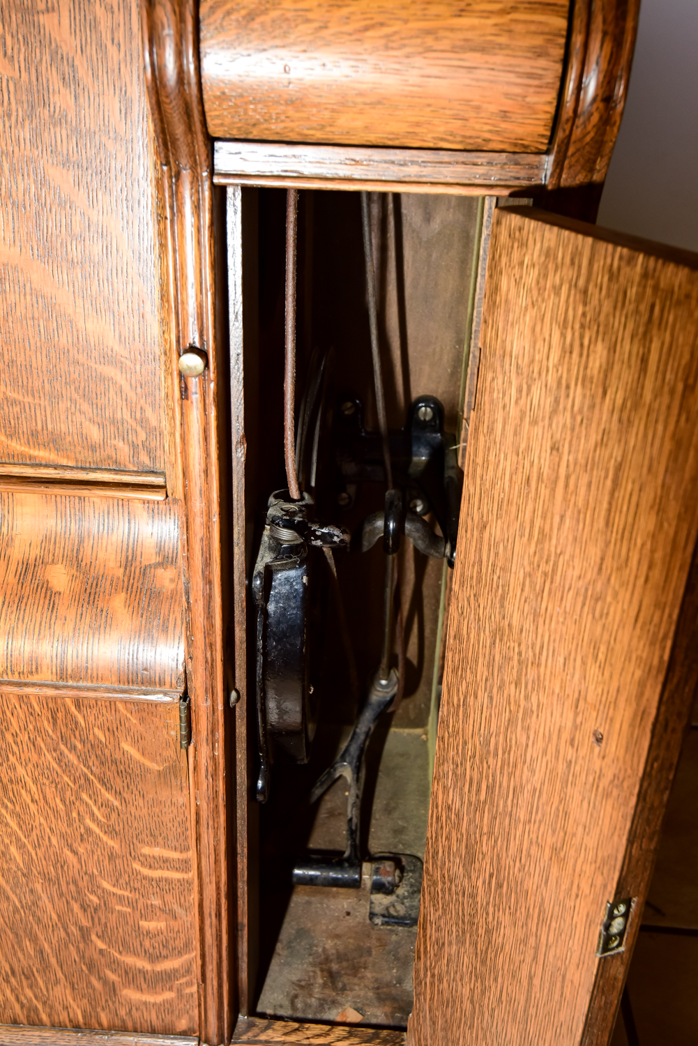 Antique Singer Sewing Machine in Cabinet No. 31