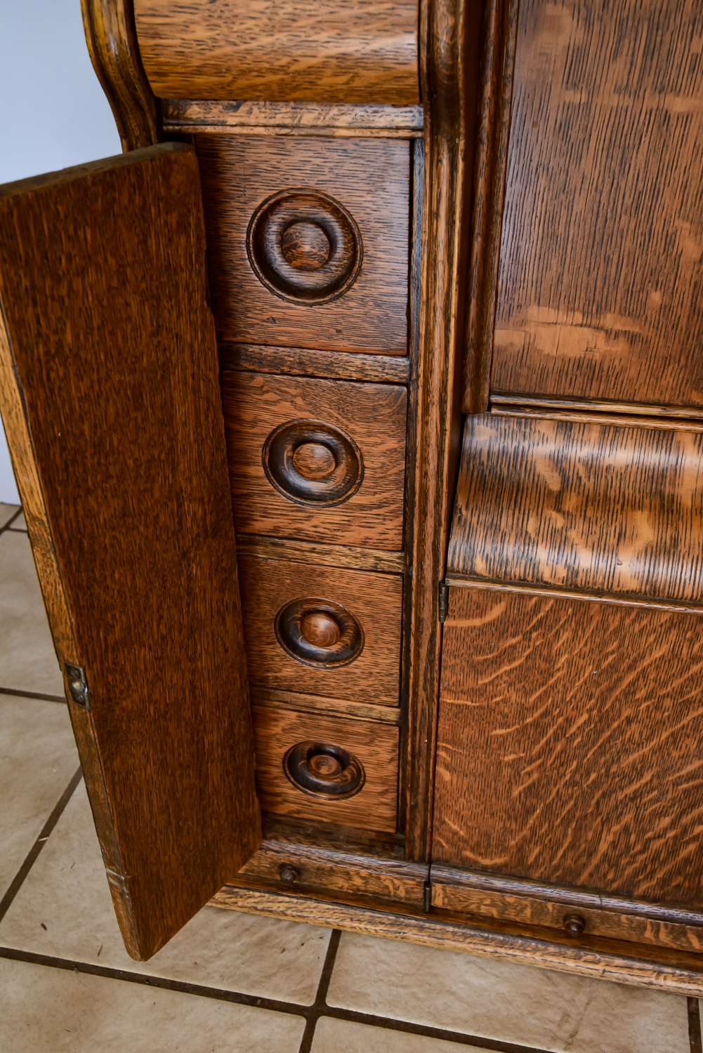Antique Singer Sewing Machine in Cabinet No. 31
