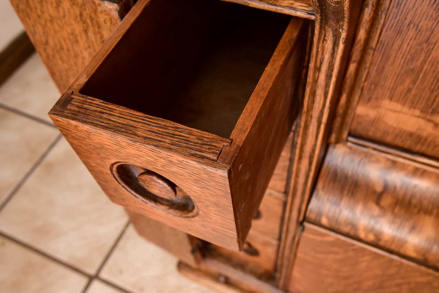 Antique Singer Sewing Machine in Cabinet No. 31