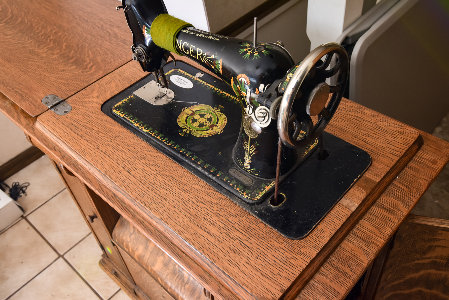 Antique Singer Sewing Machine in Cabinet No. 31