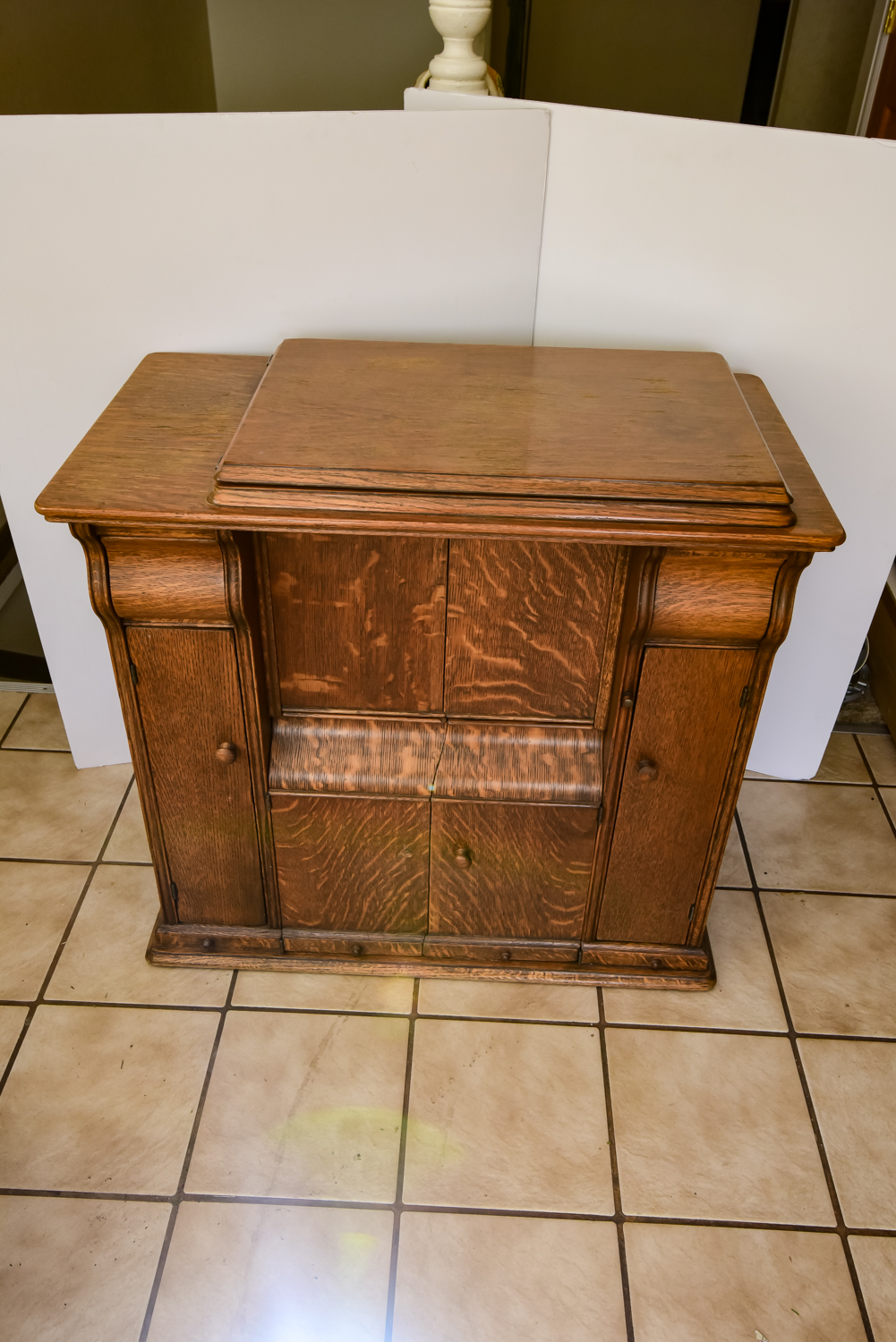 Antique Singer Sewing Machine in Cabinet No. 31
