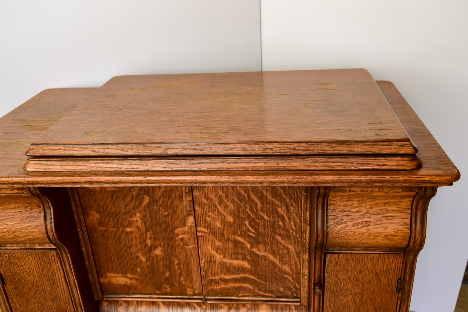 Antique Singer Sewing Machine in Cabinet No. 31