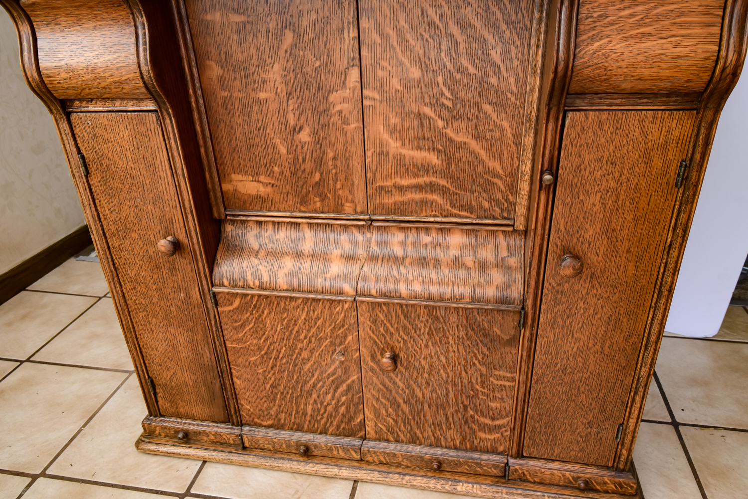 Antique Singer Sewing Machine in Cabinet No. 31