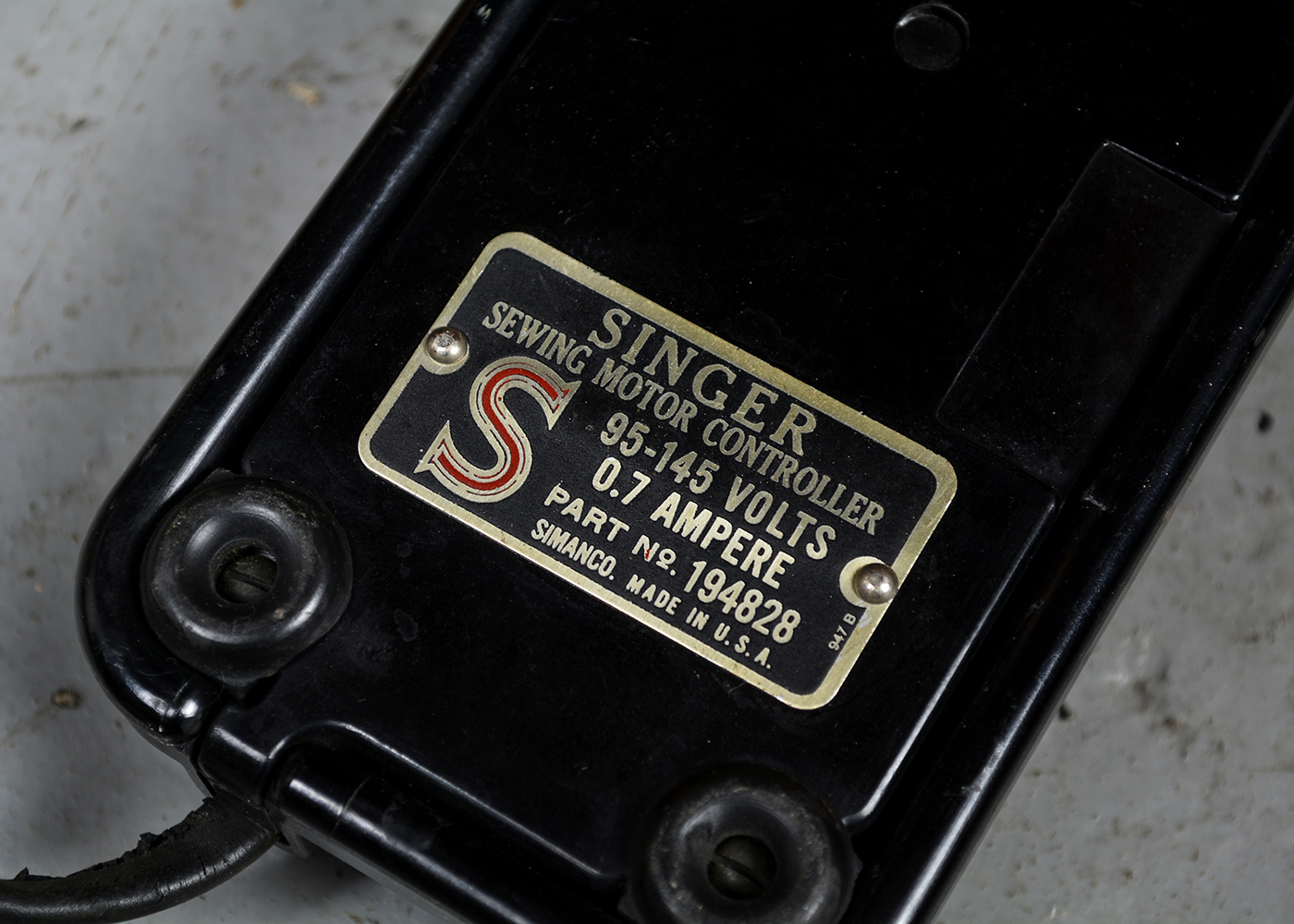 Vintage Singer 42 Art Deco Cabinet with Singer Sewing Machine