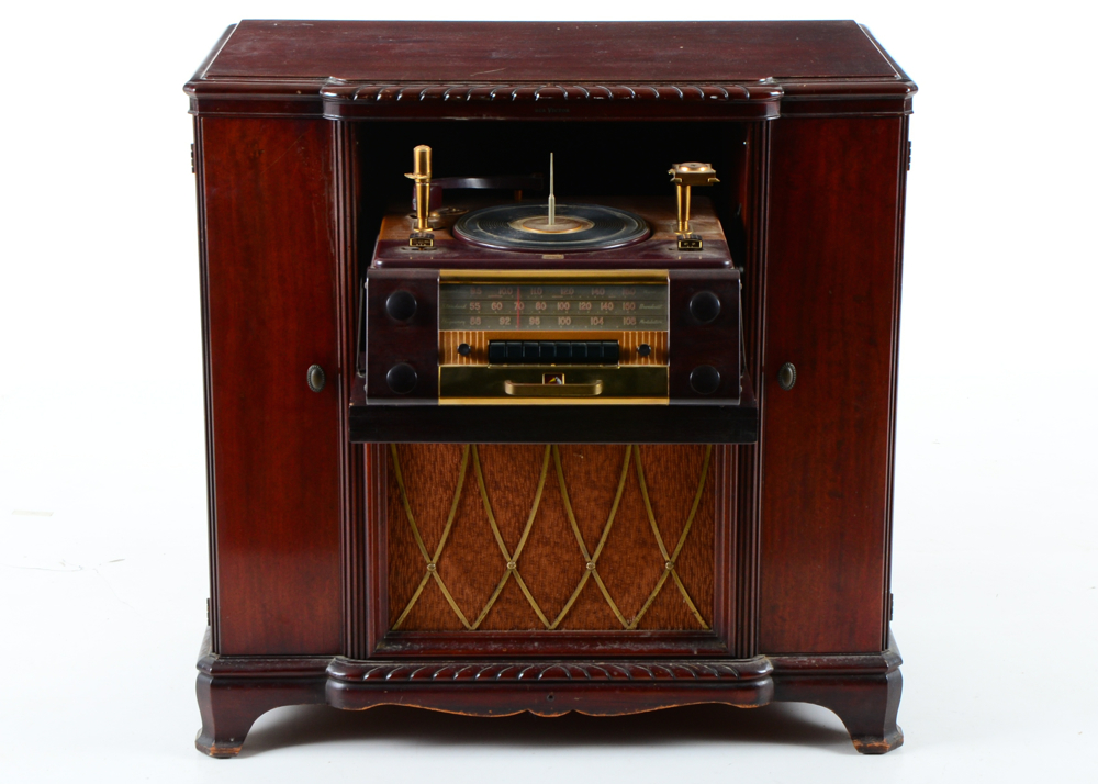 RCA Victor Radio-Phonograph Console by Victrola Model 612V3