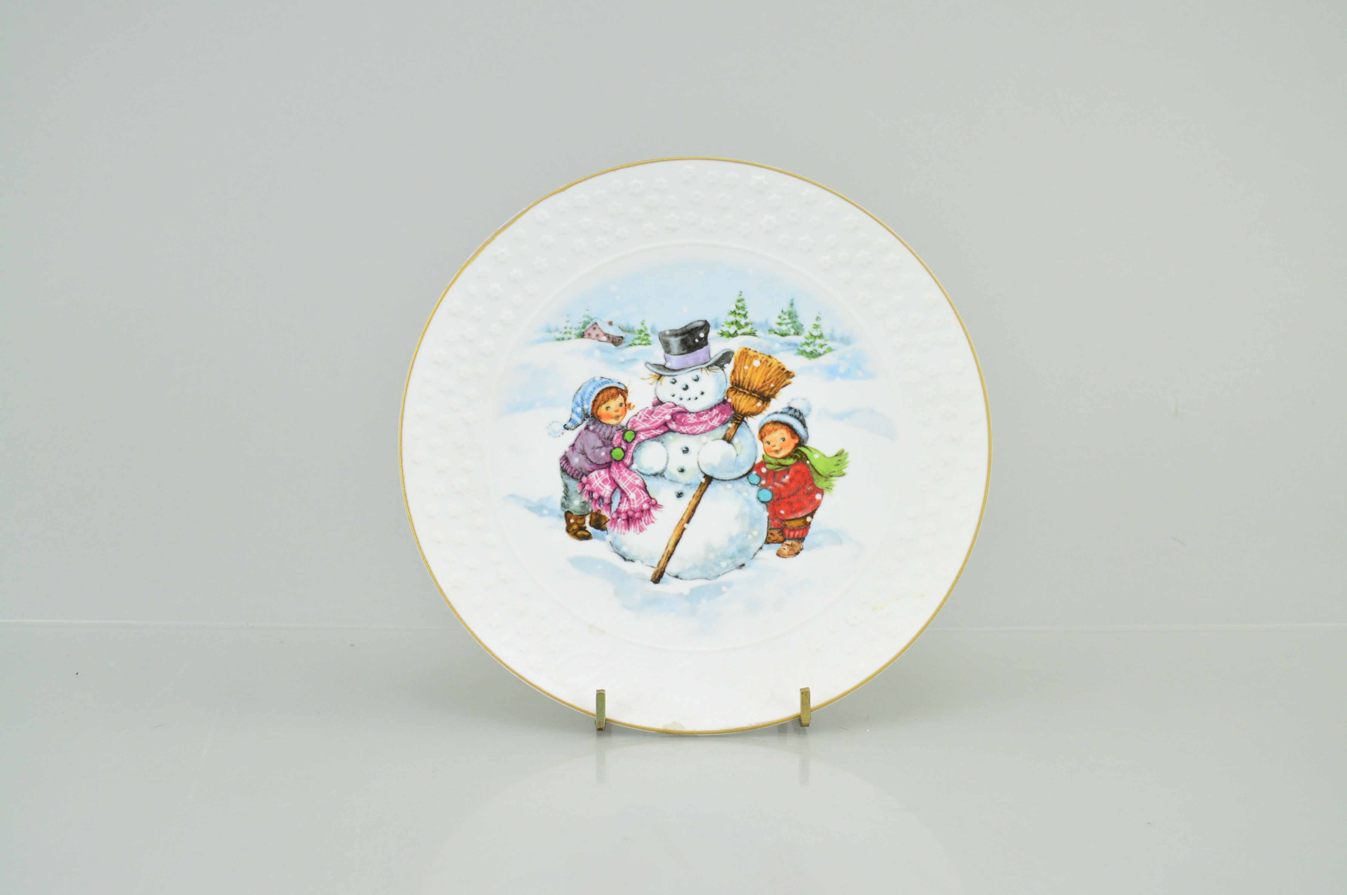 Pair of Vintage Gold Trimmed Christmas Plates by Avon