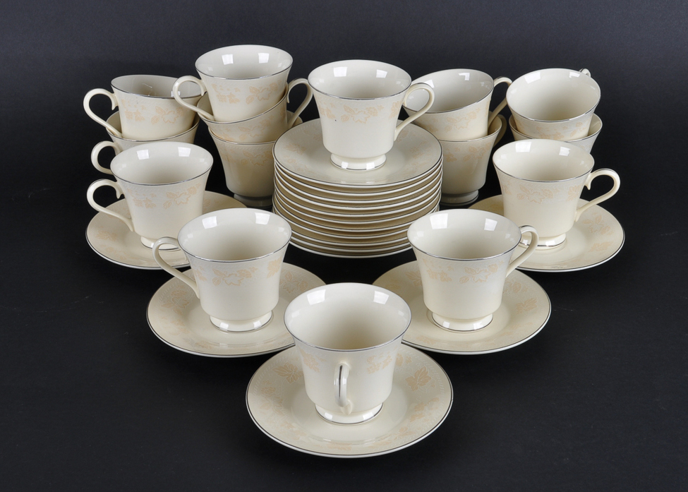 Budlet Fine China Ivory 86 Piece Set