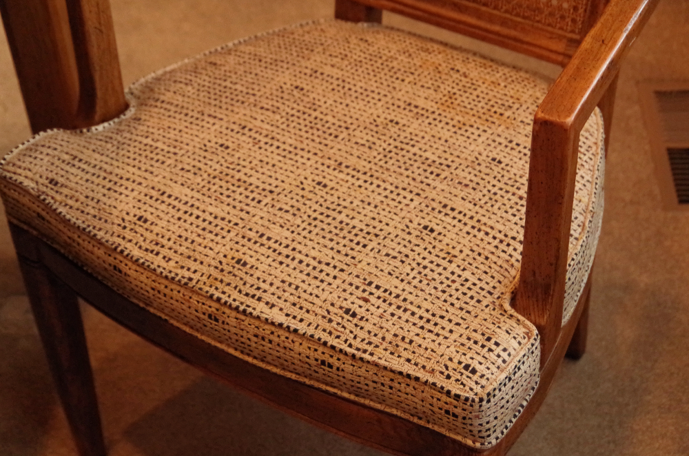 Henredon Dining Table with Two Leaves and Six Chairs