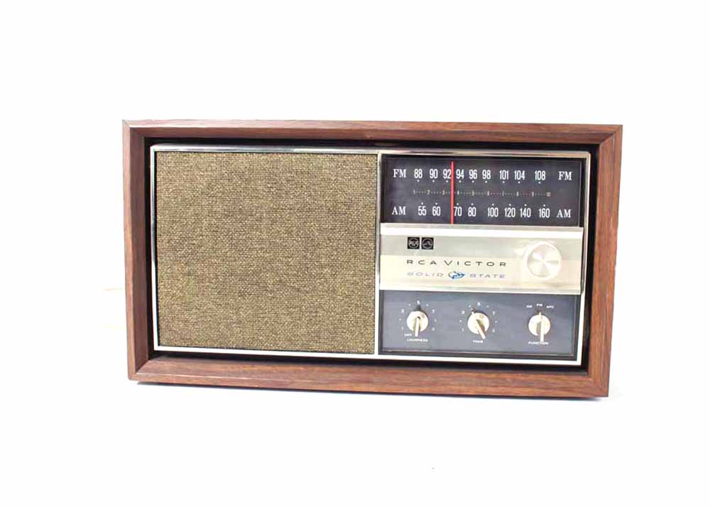 Vintage 1965 RCA Victor AM/FM Radio