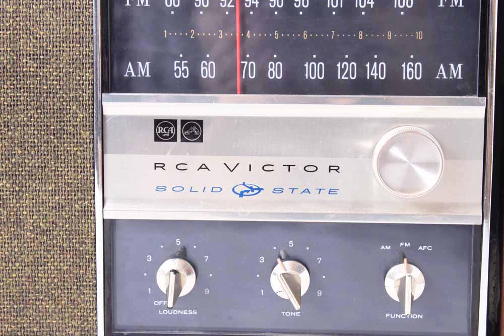 Vintage 1965 RCA Victor AM/FM Radio