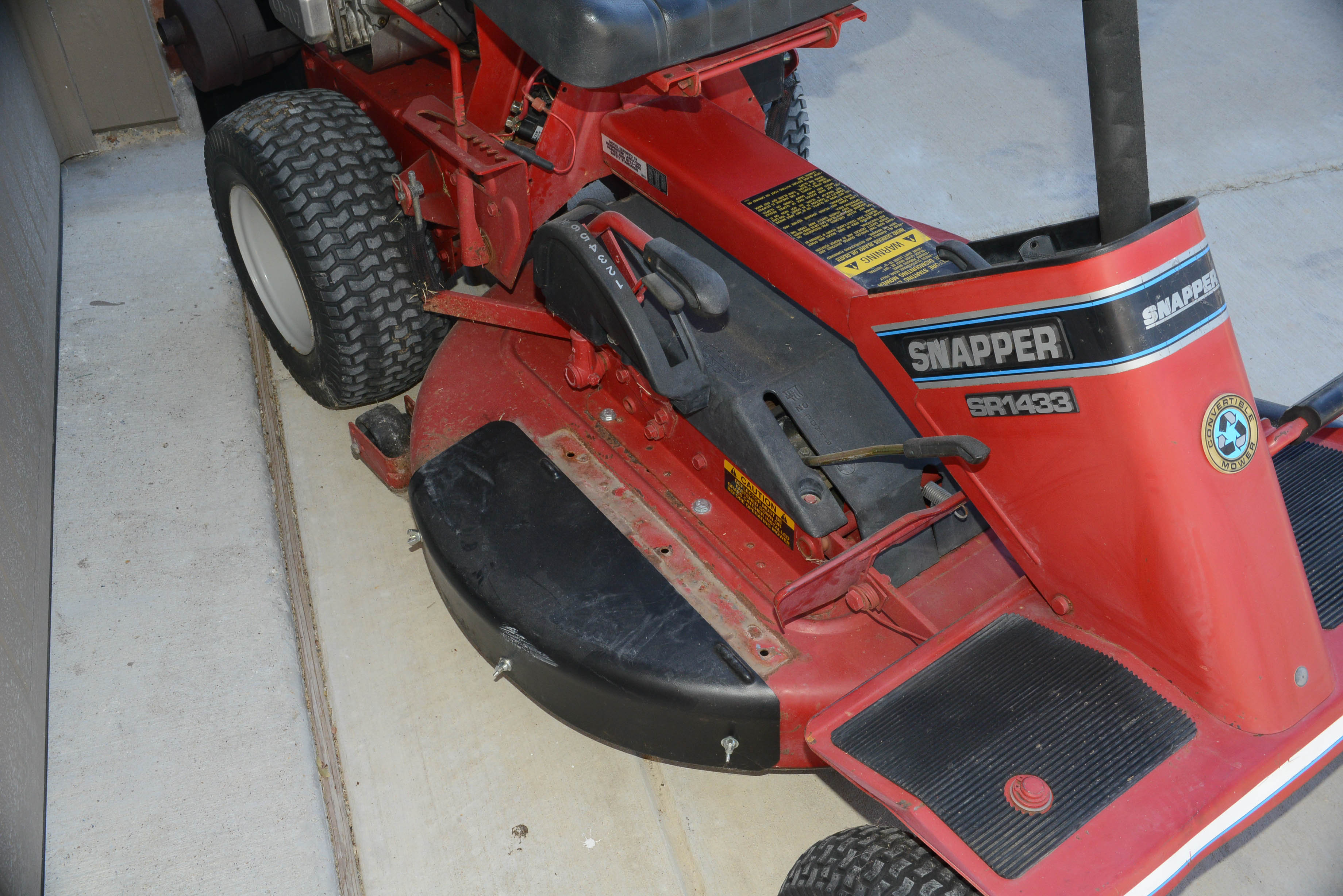 Snapper SR1433 Riding Lawn Mower