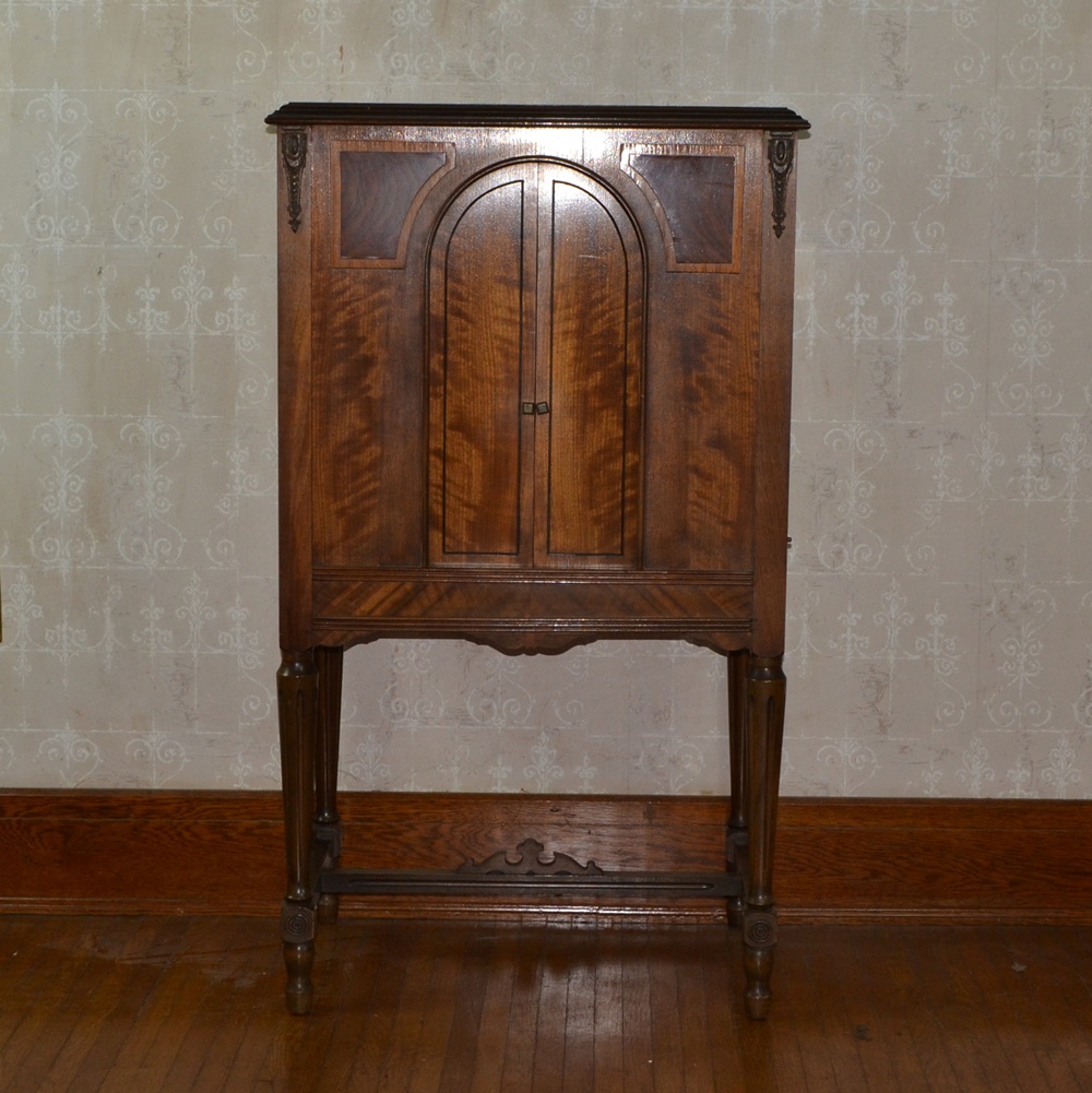 Vintage Jesse French Tube Radio & Cabinet