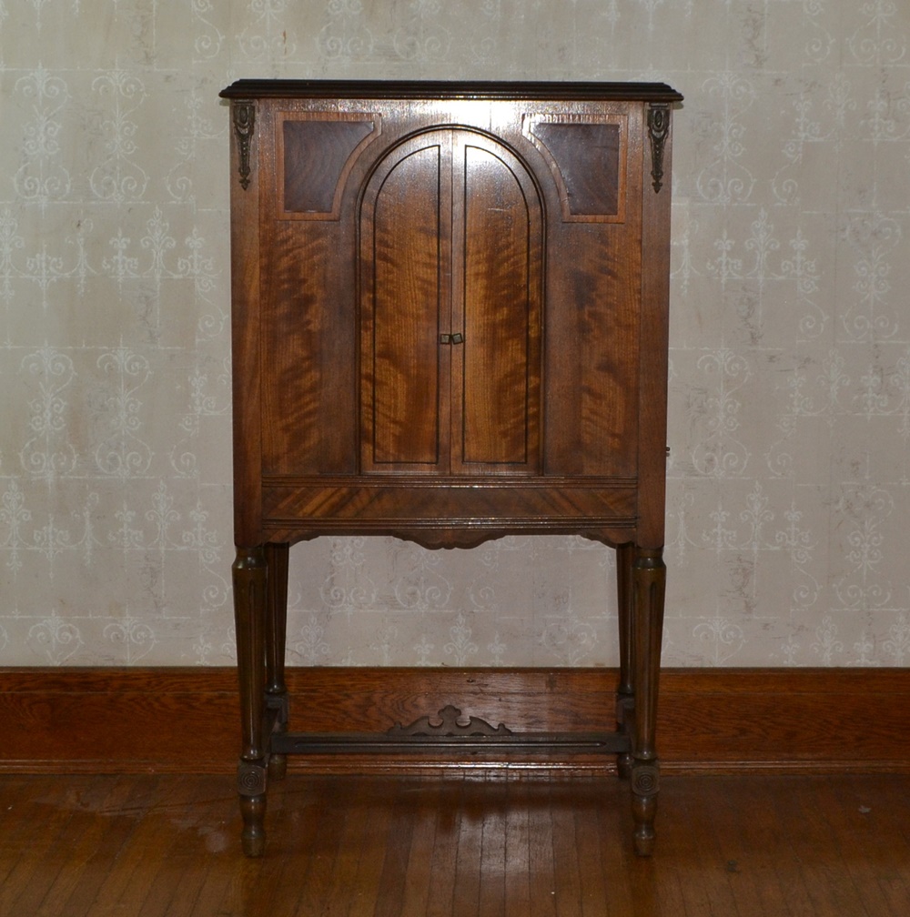 Vintage Jesse French Tube Radio & Cabinet