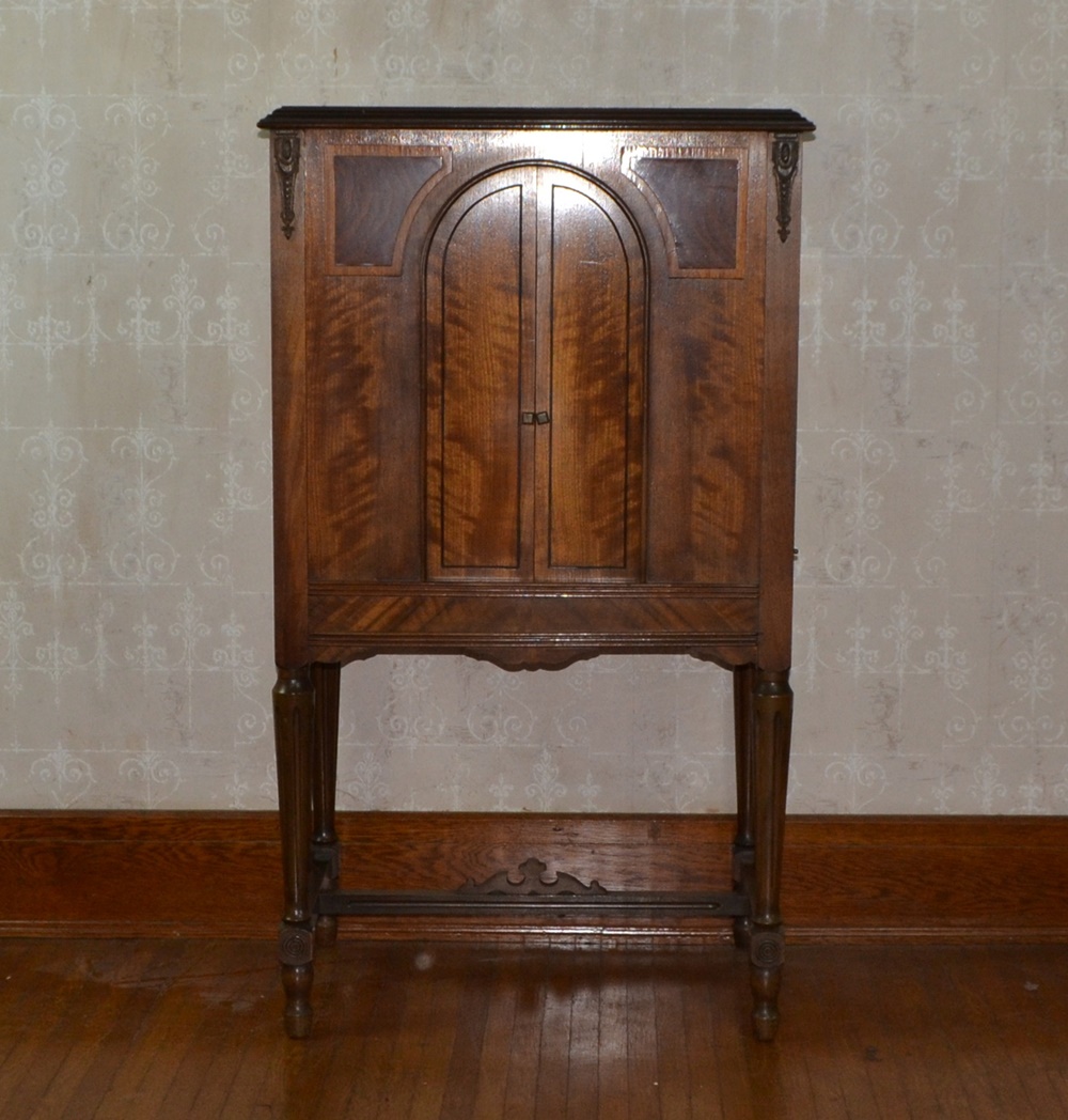 Vintage Jesse French Tube Radio & Cabinet