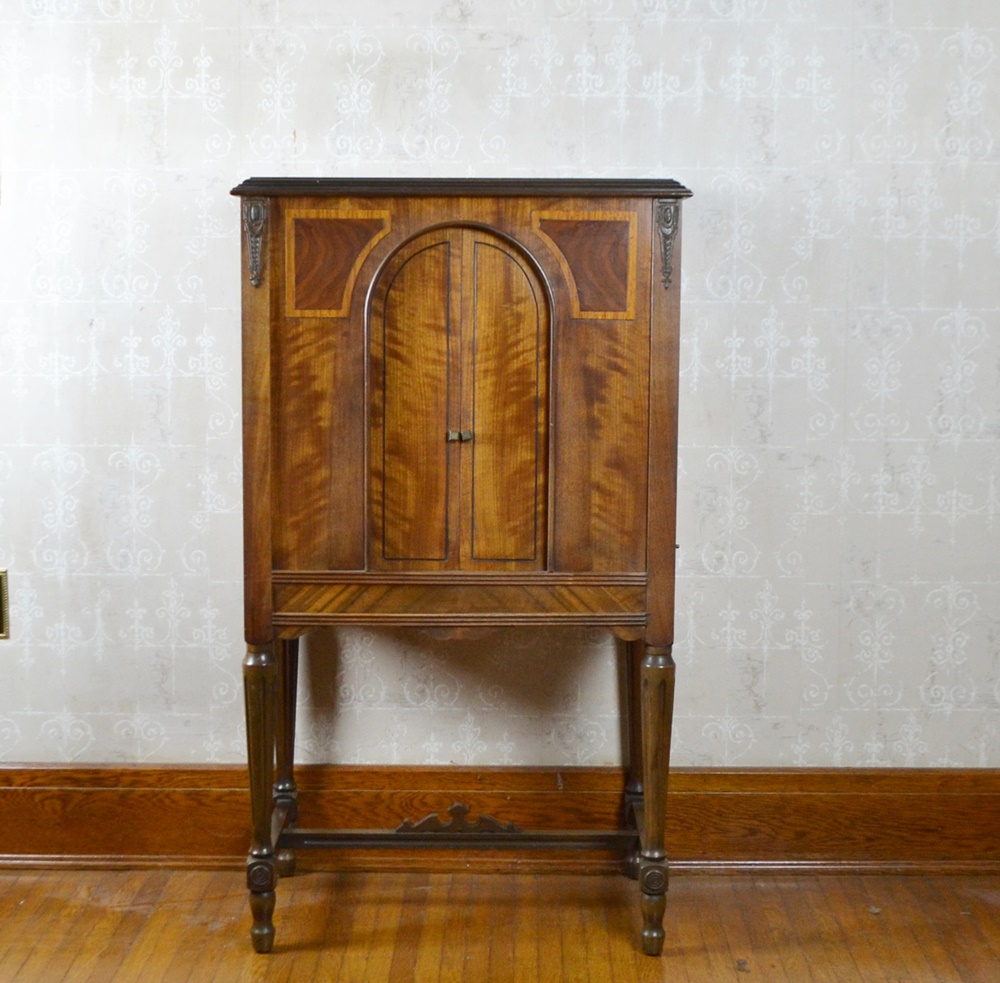 Vintage Jesse French Tube Radio & Cabinet