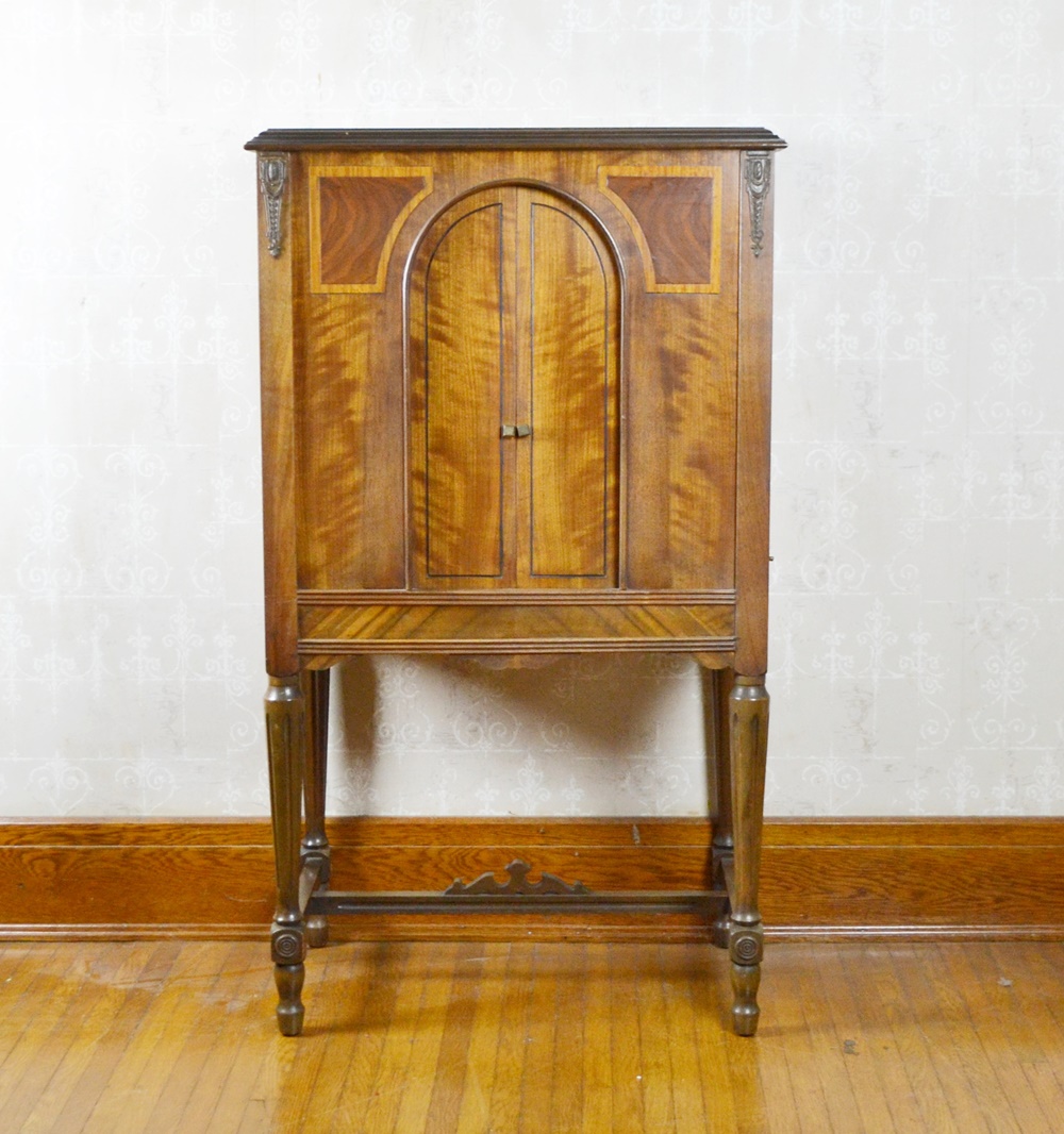 Vintage Jesse French Tube Radio & Cabinet