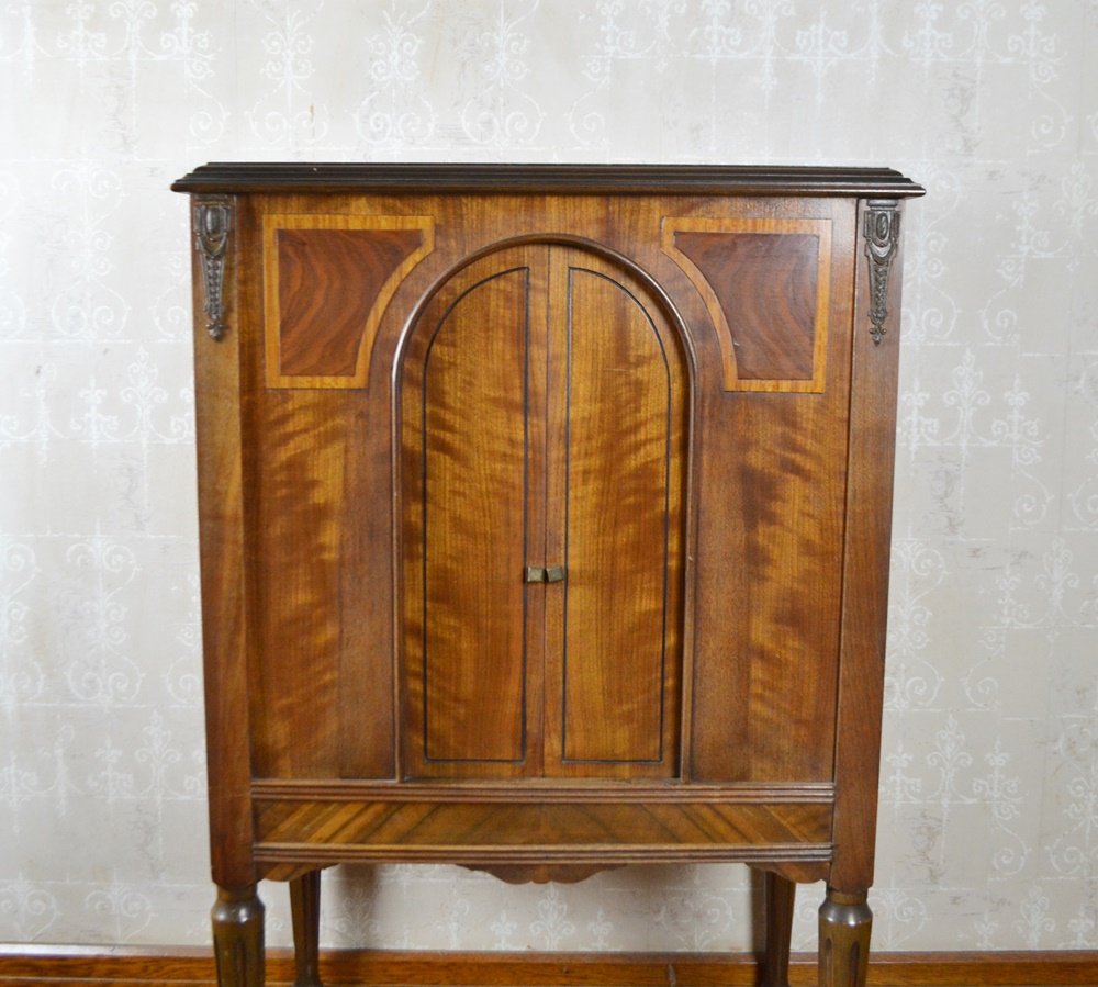 Vintage Jesse French Tube Radio & Cabinet