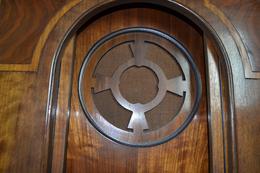 Vintage Jesse French Tube Radio & Cabinet