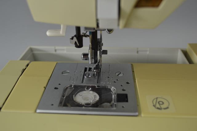 Singer Quantum Futura CE-200 Embroidery Sewing Machine