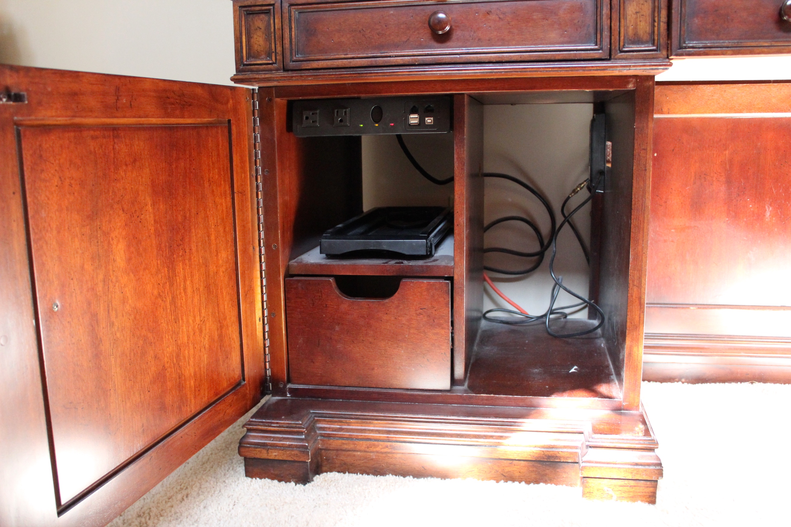 Thomasville Fredericksburg Mahogany Credenza Desk with Hutch
