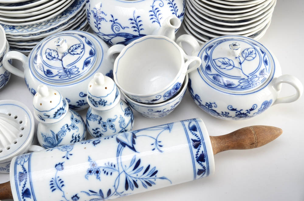 Blue and White "Zwiebelmuster" Porcelain Luncheon China Set