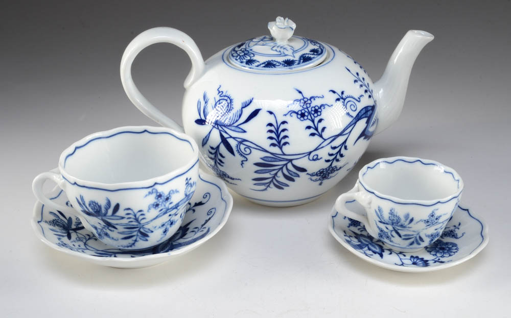 Blue and White "Zwiebelmuster" Porcelain Luncheon China Set