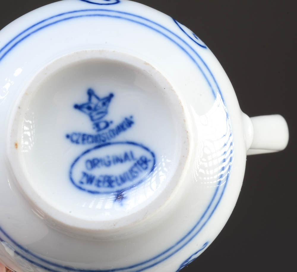 Blue and White "Zwiebelmuster" Porcelain Luncheon China Set