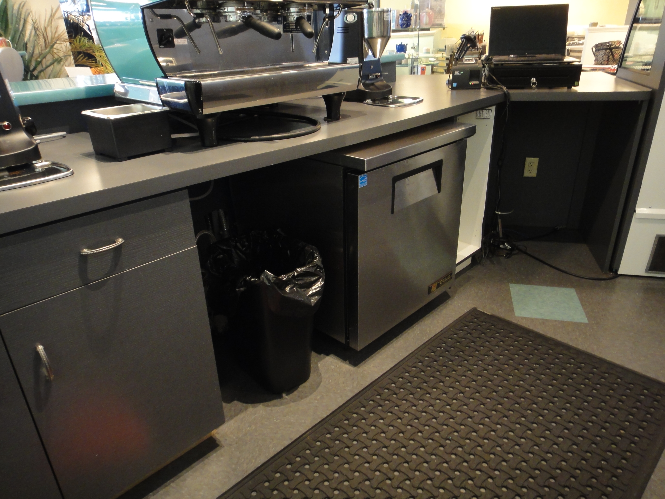 Full Counter, Lower Counter and Curved Corian Upper Counter