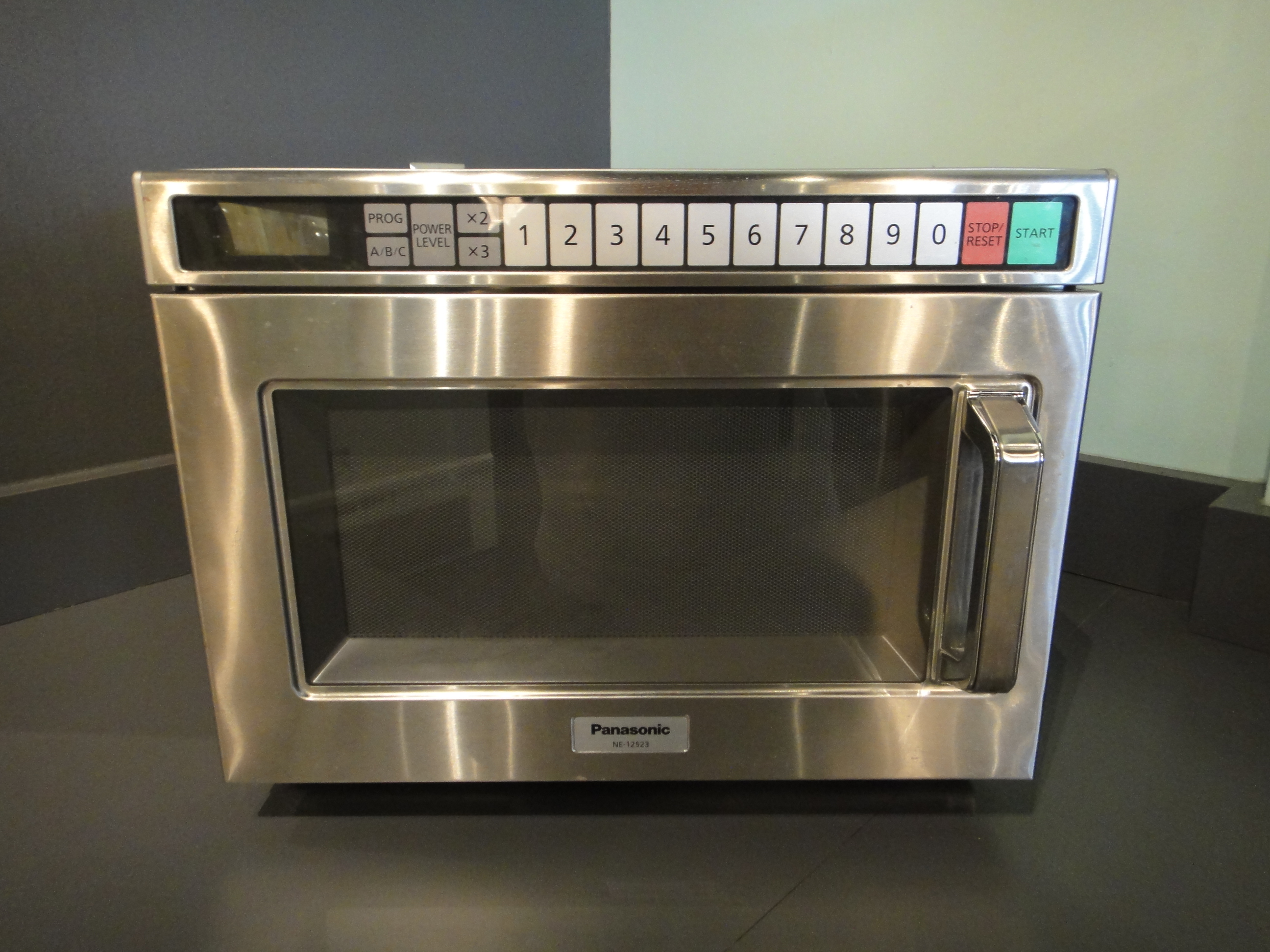 Panasonic Model No. NE-12523 Pro I Professional Microwave Oven