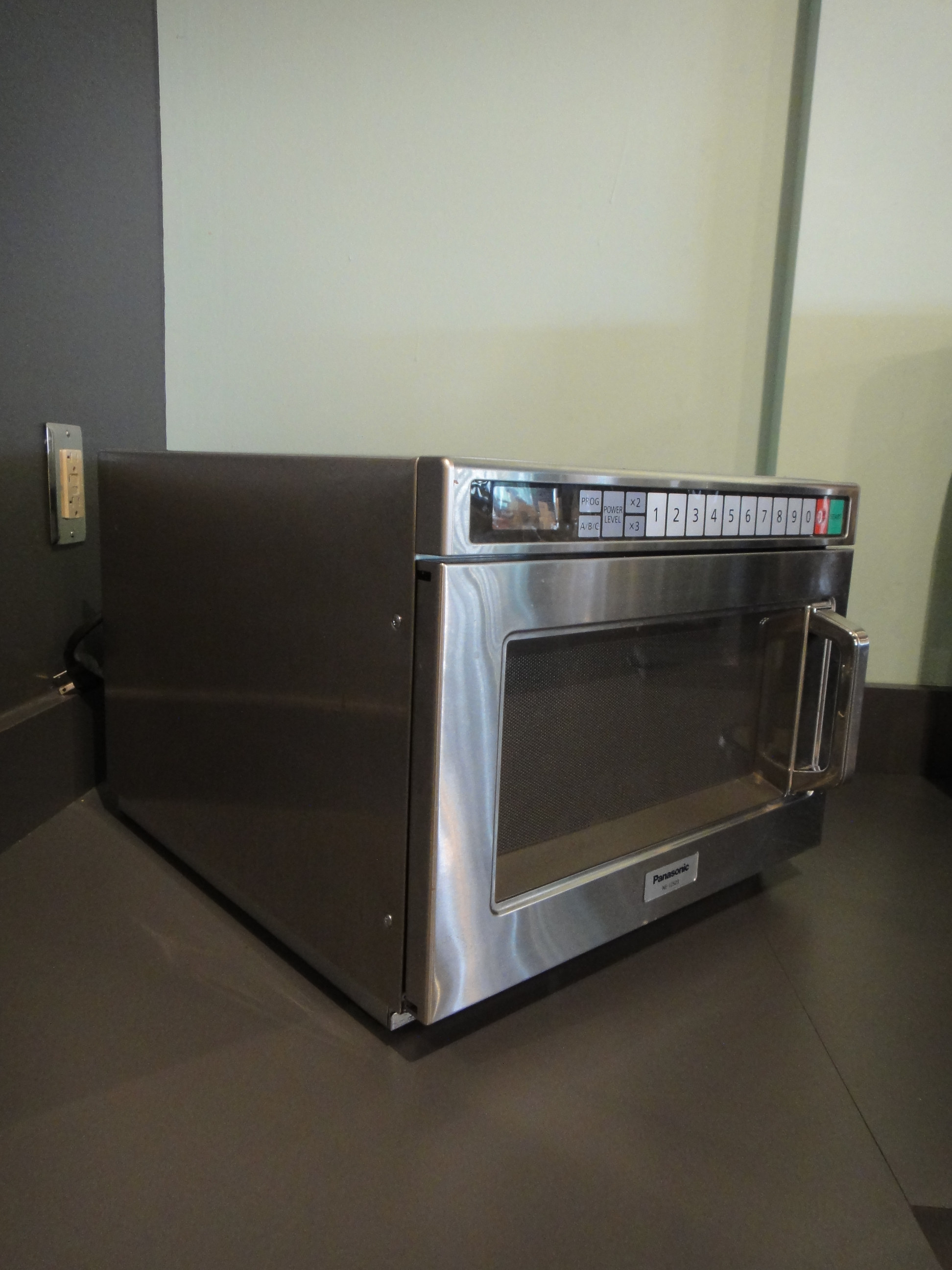 Panasonic Model No. NE-12523 Pro I Professional Microwave Oven