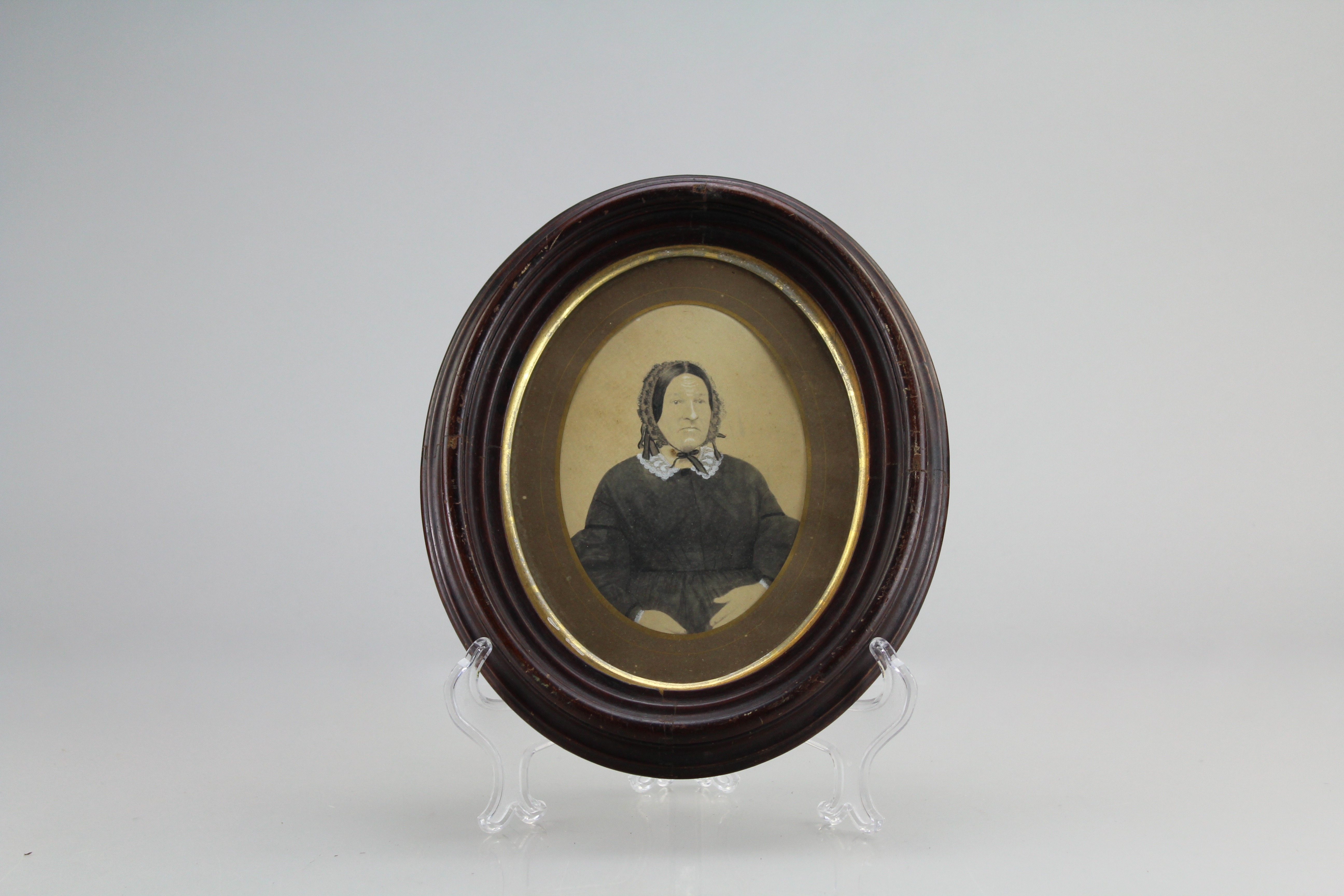 Assortment of Oval Wooden Framed Portrait Photos and Empty Frames