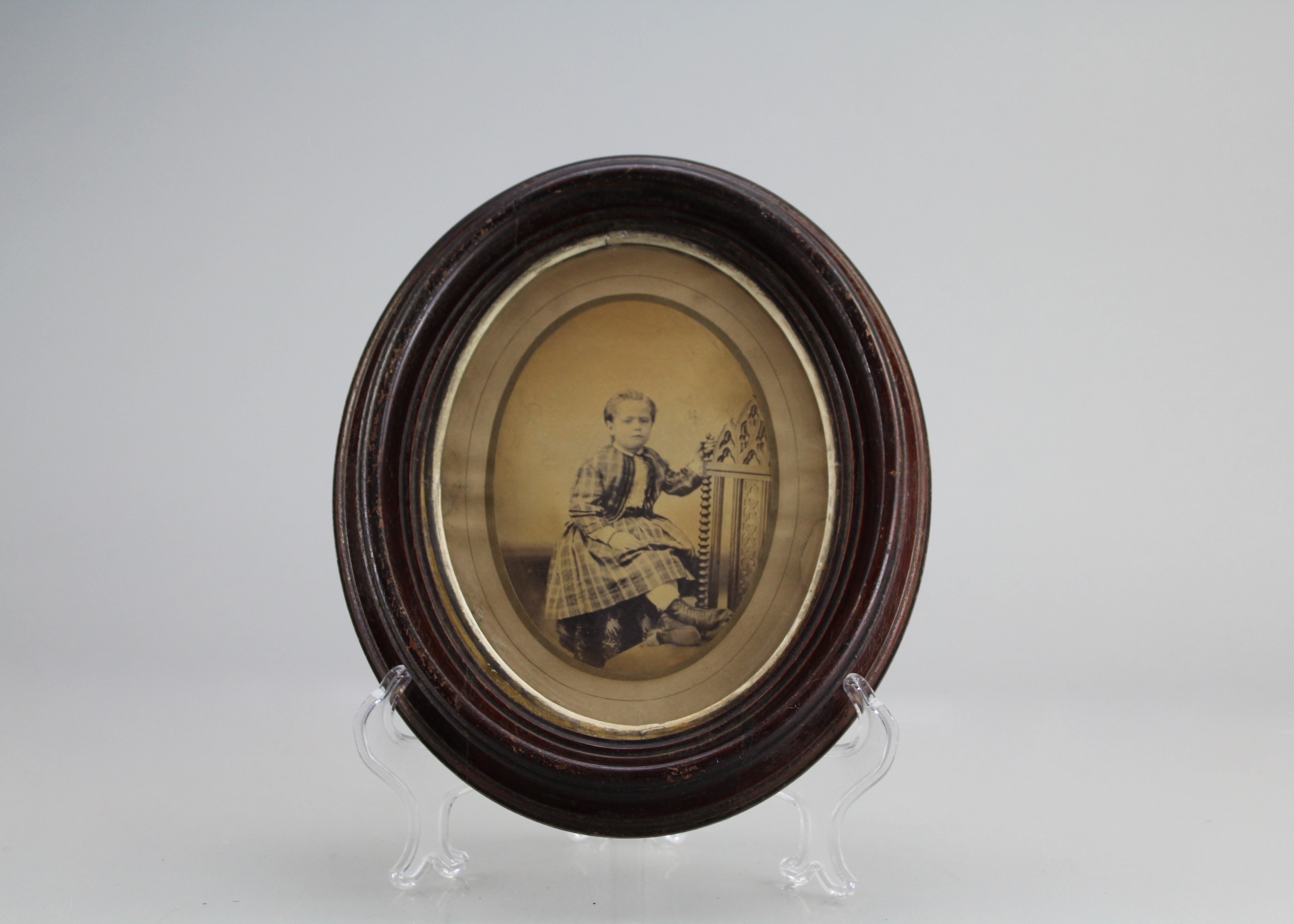 Assortment of Oval Wooden Framed Portrait Photos and Empty Frames