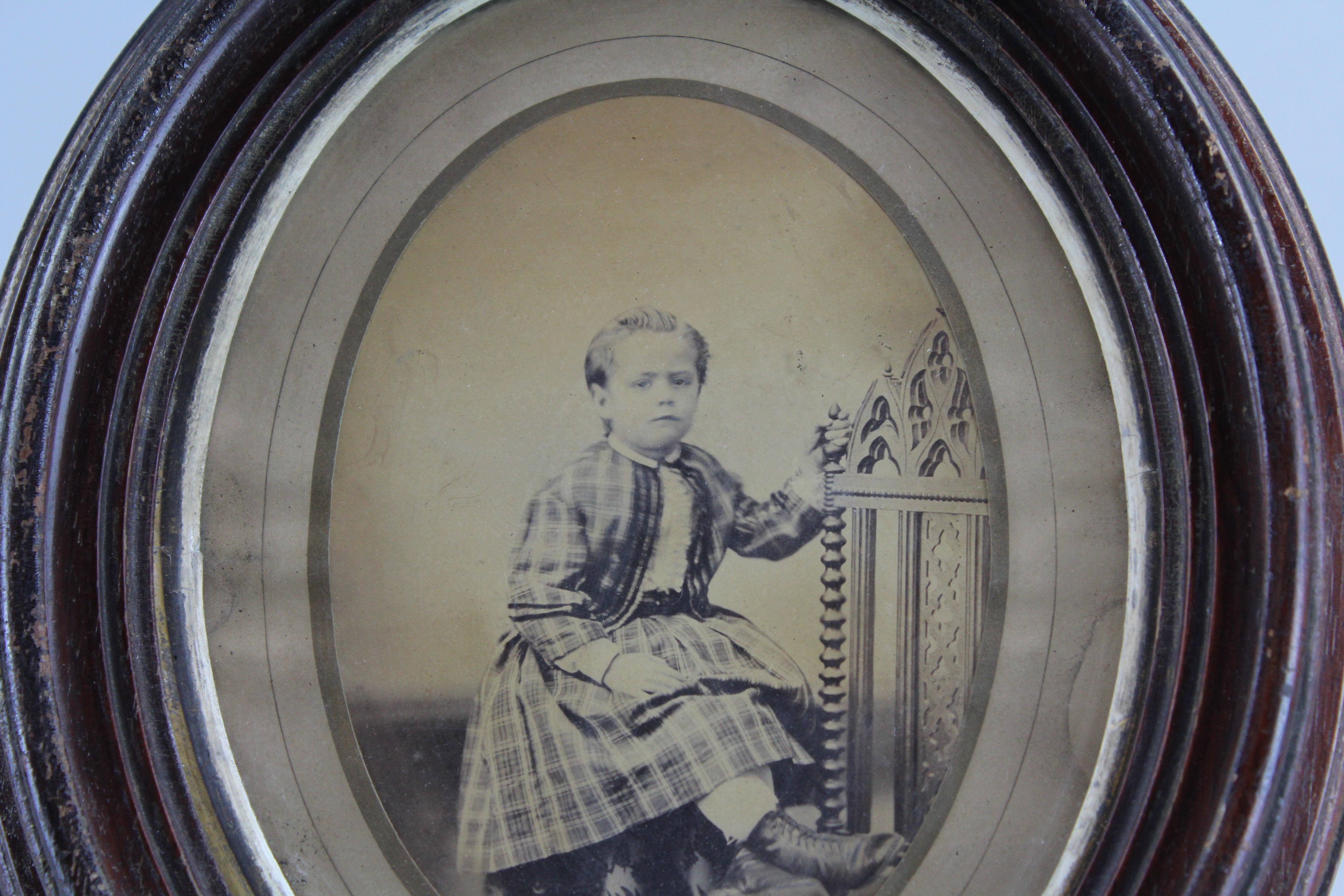 Assortment of Oval Wooden Framed Portrait Photos and Empty Frames