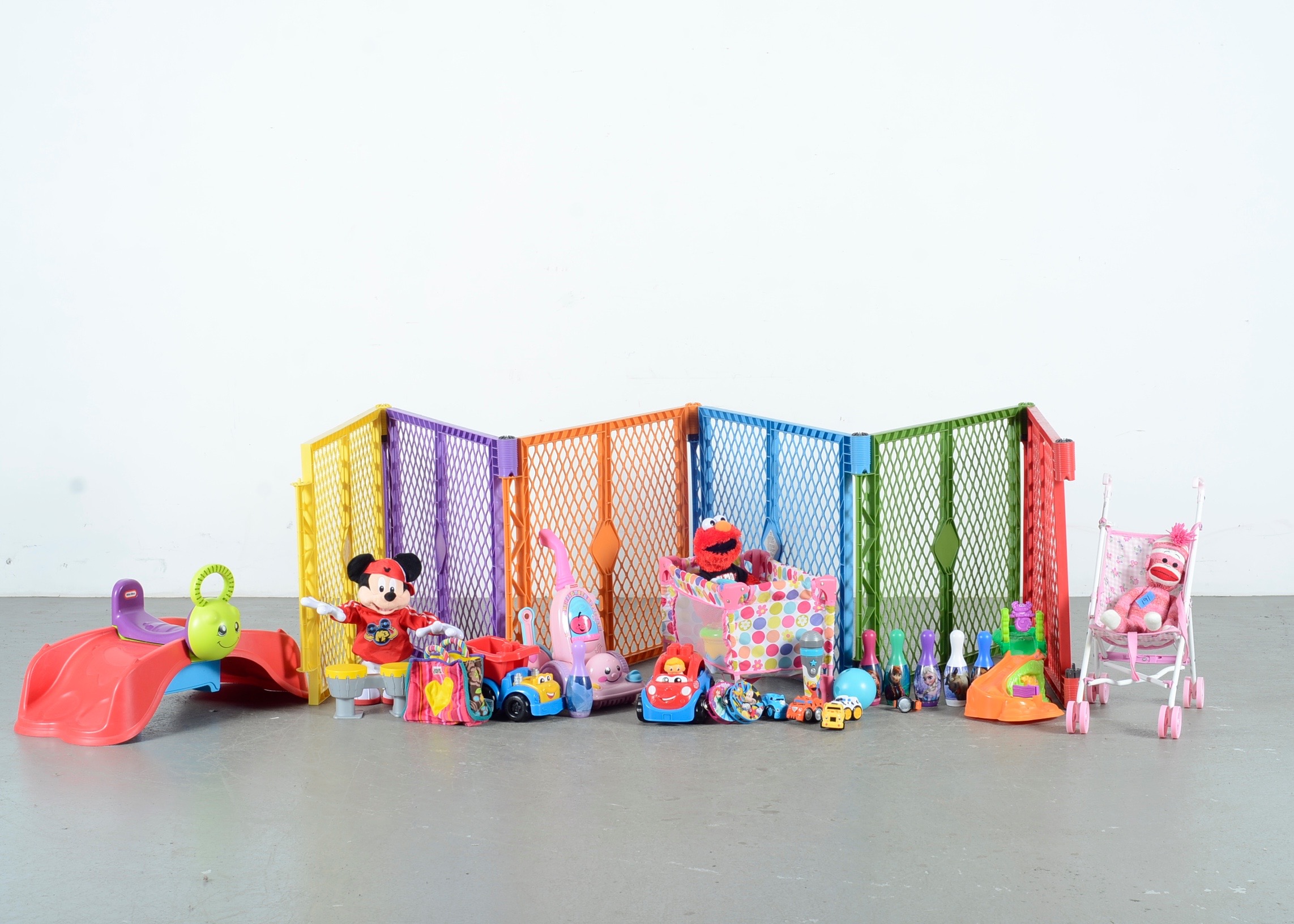 Superyard Colorplay Pen by North States Industries with Toys