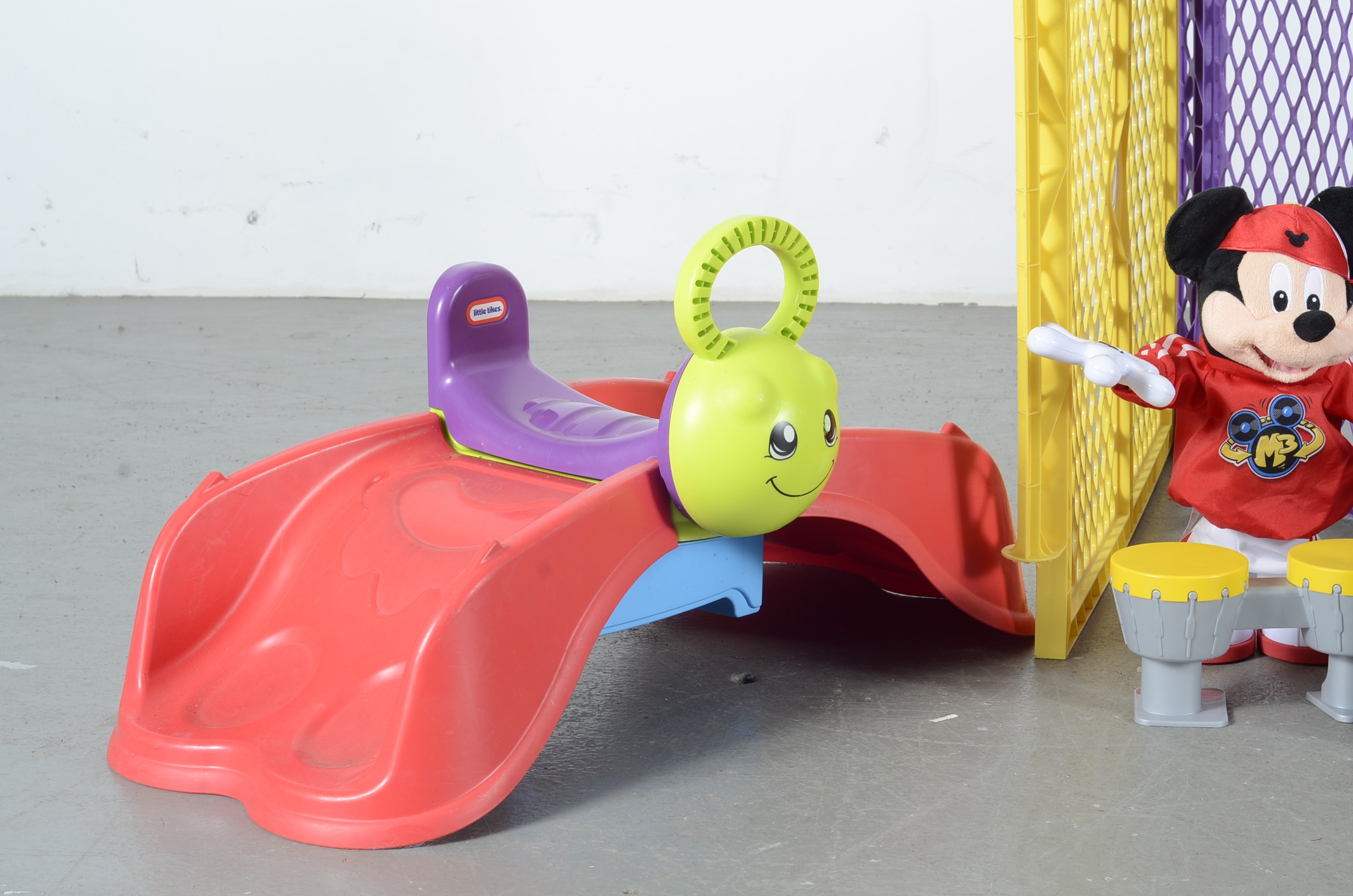 Superyard Colorplay Pen by North States Industries with Toys