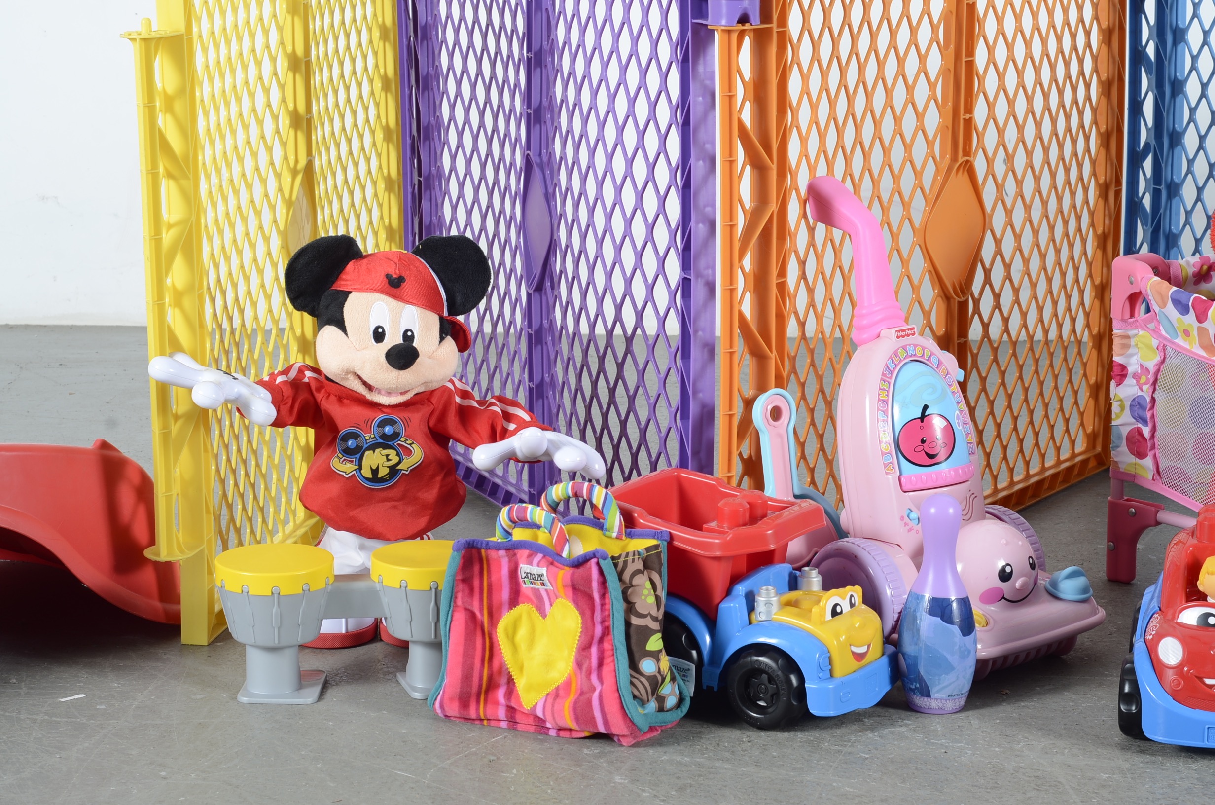 Superyard Colorplay Pen by North States Industries with Toys