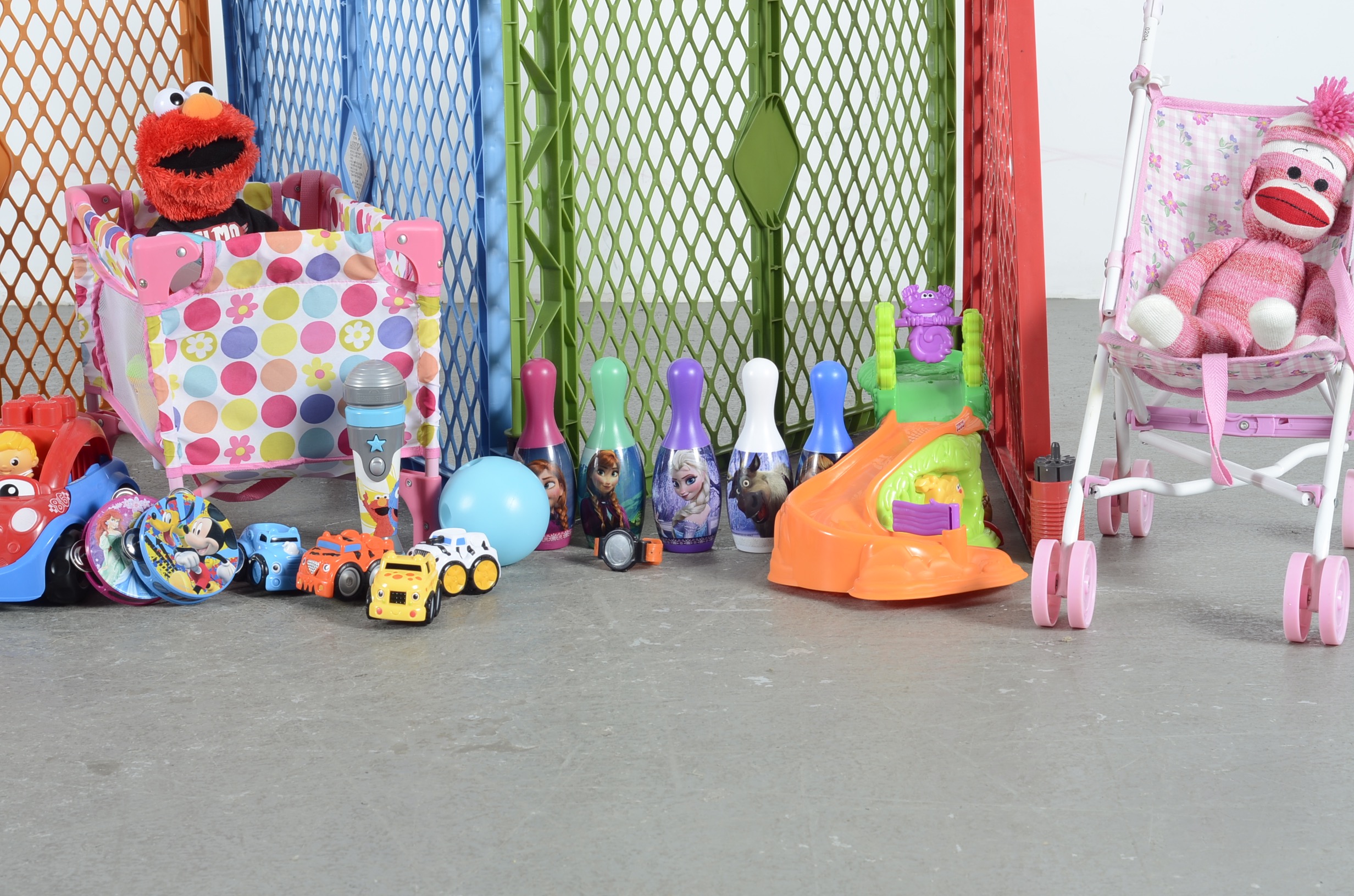 Superyard Colorplay Pen by North States Industries with Toys