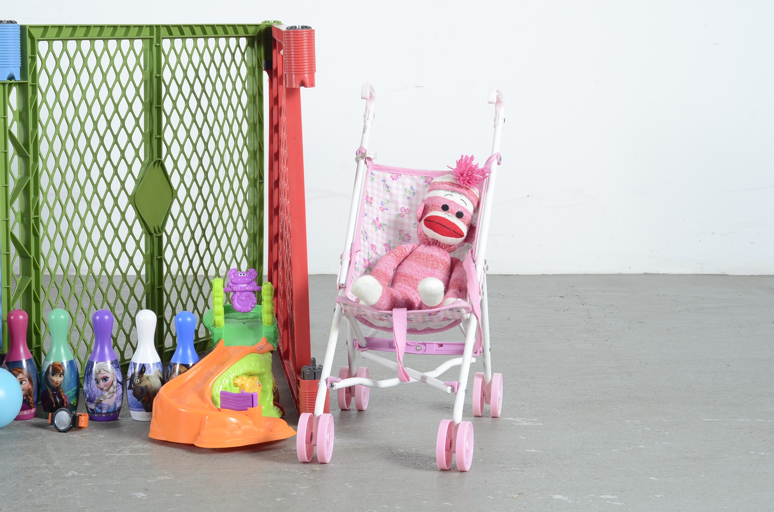 Superyard Colorplay Pen by North States Industries with Toys