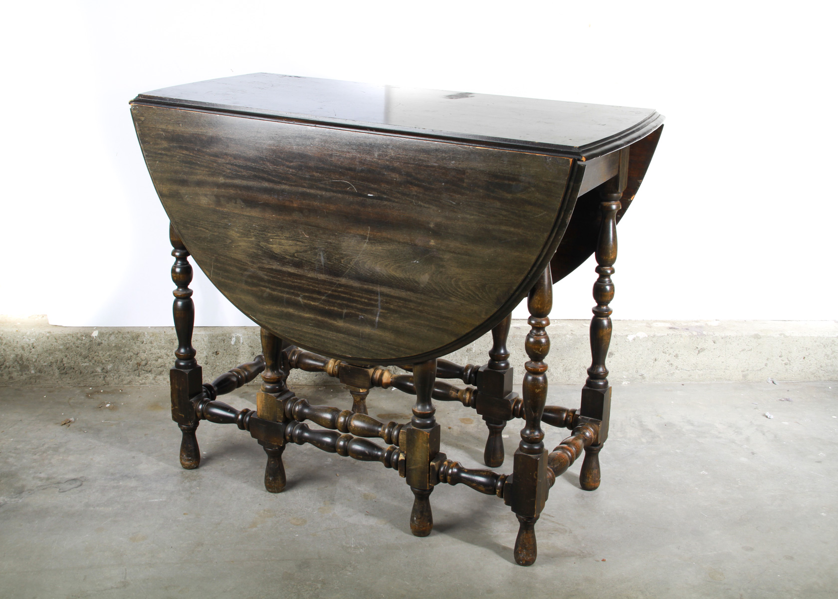 Gateleg Drop-Leaf Table