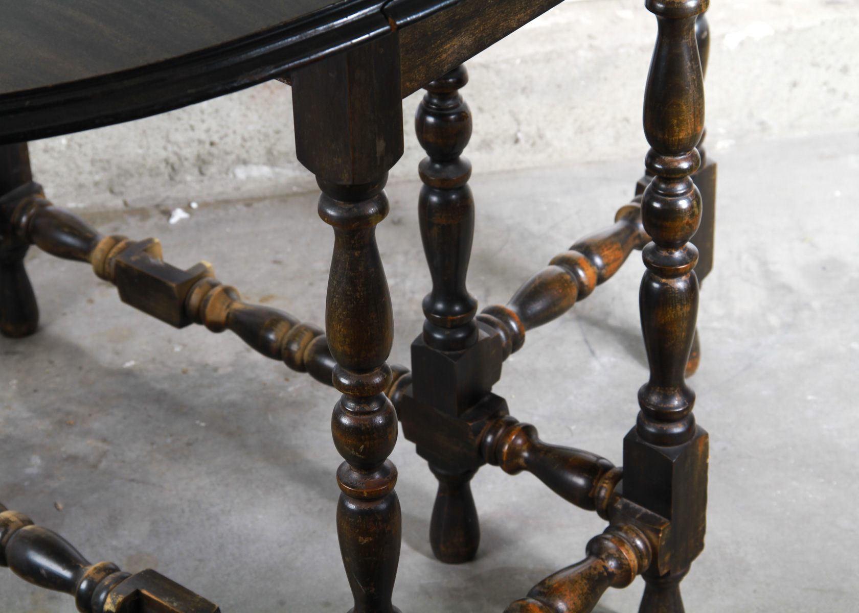 Gateleg Drop-Leaf Table
