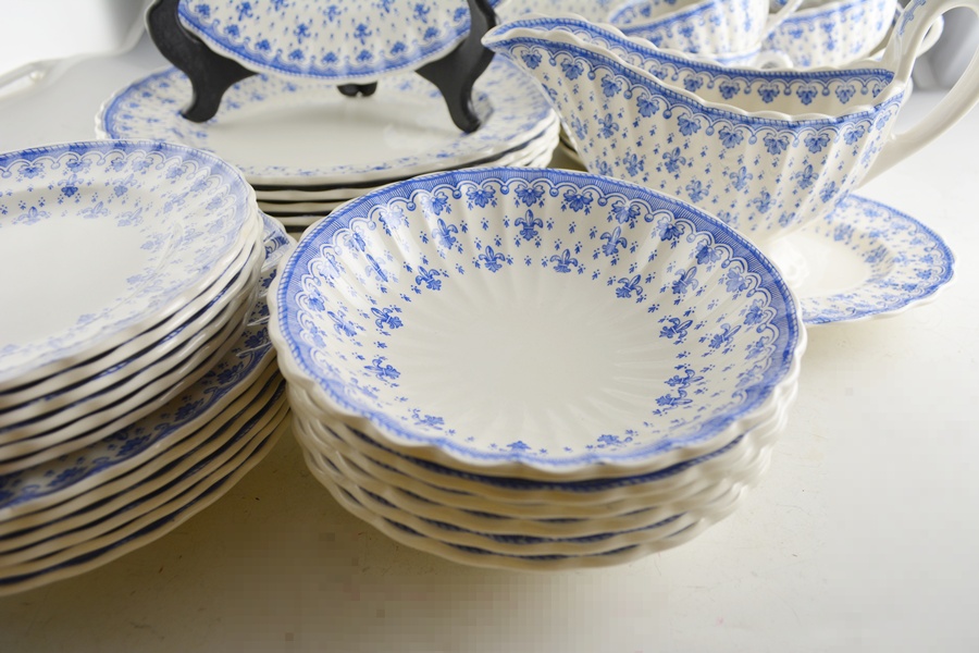 Spode "Fleur de Lys" Earthenware Dinnerware Set of Six