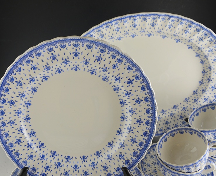Spode "Fleur de Lys" Earthenware Dinnerware Set of Six