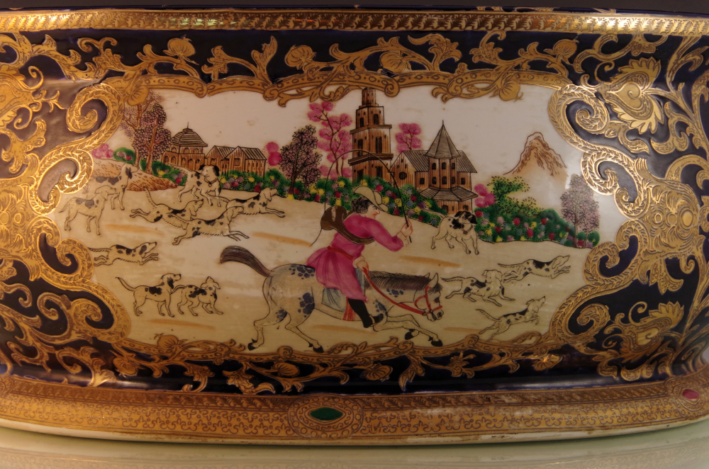 Chinese Hand Painted Porcelain Foot Bath with Hunt Scene