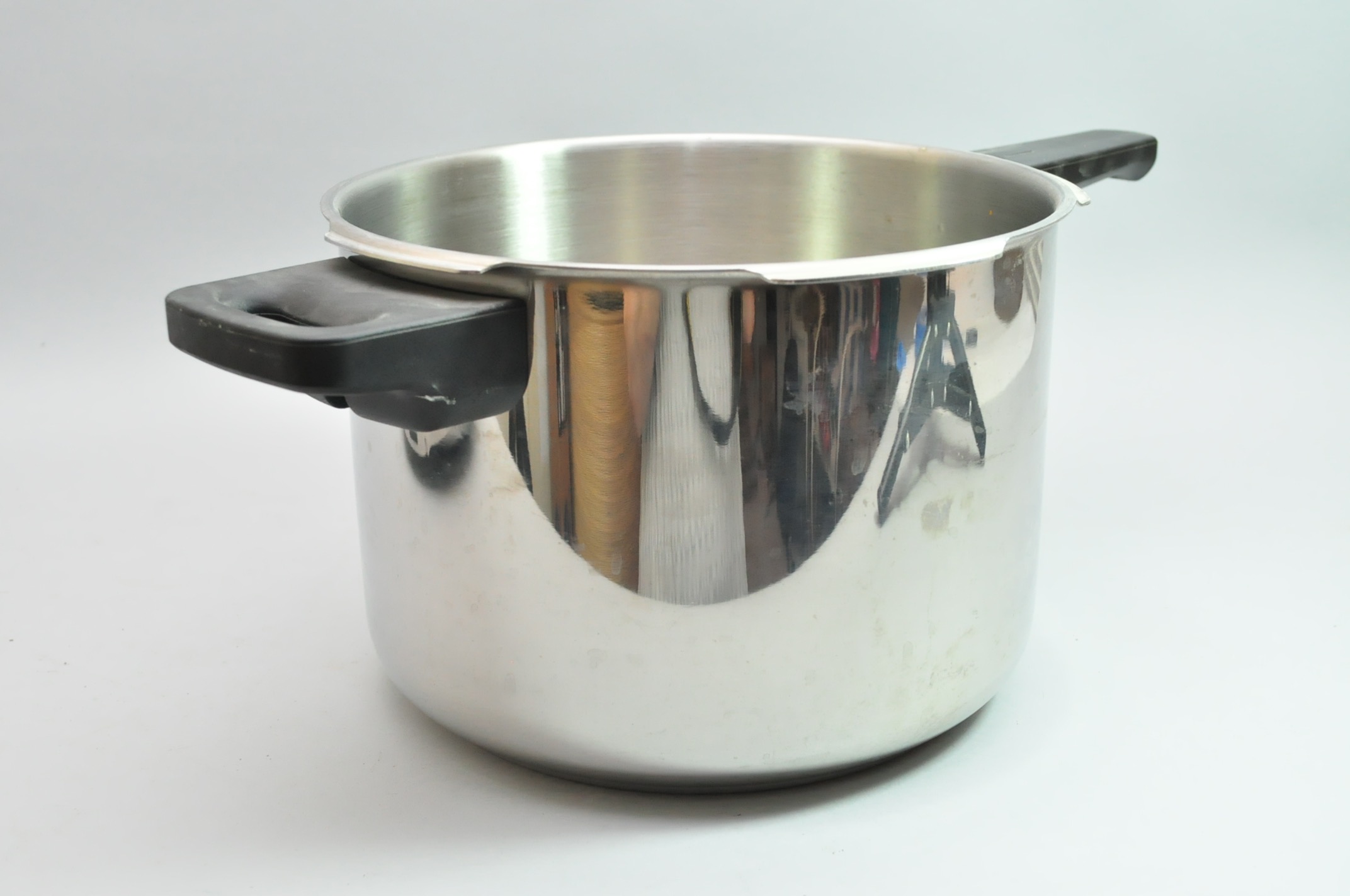 Splendid Pressure Cooker, Cuisanart and Verilux Light