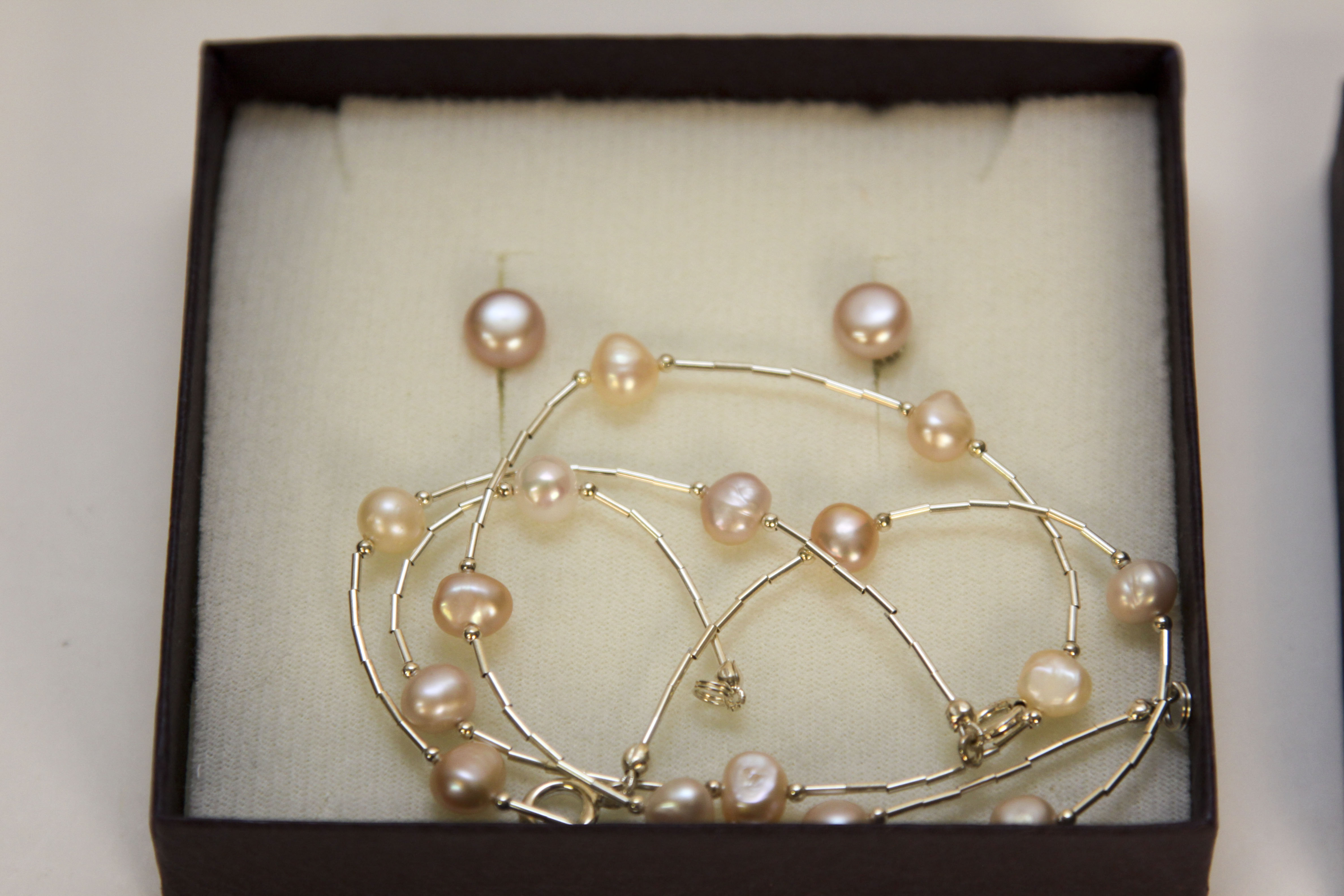 Delman Freshwater Pearl Necklace Bracelet & Earring Set
