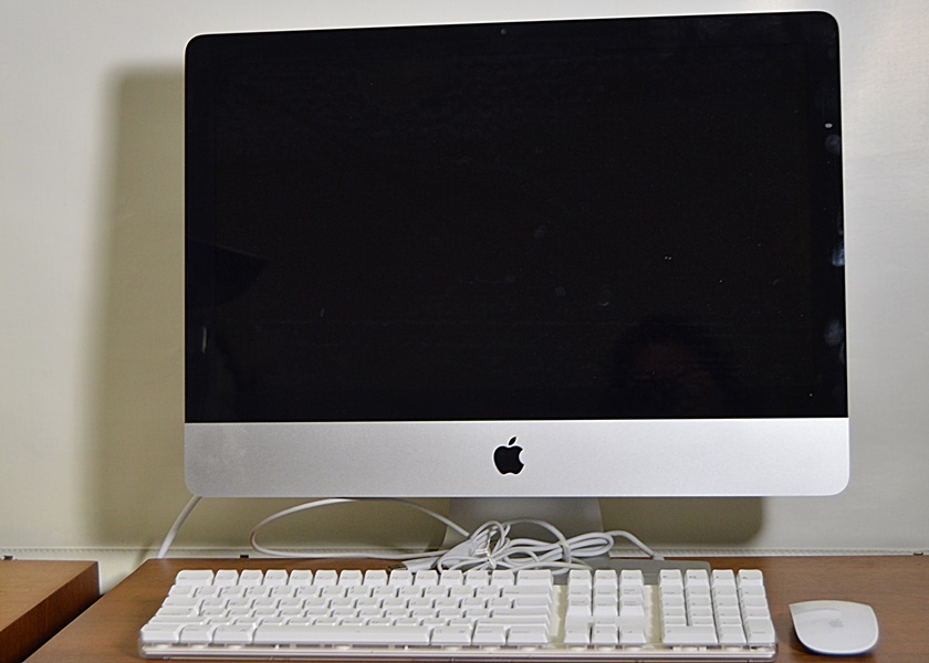 Apple iMac 21.5 inch LED 16:9 Computer With Keyboard and Mouse